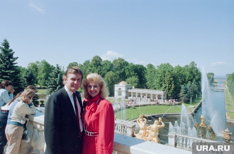Трамп с супругой Иваной в Петродворце в 1987 году