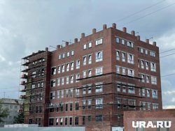 Рабочие утепляют строящийся элитный ЖК в Кургане