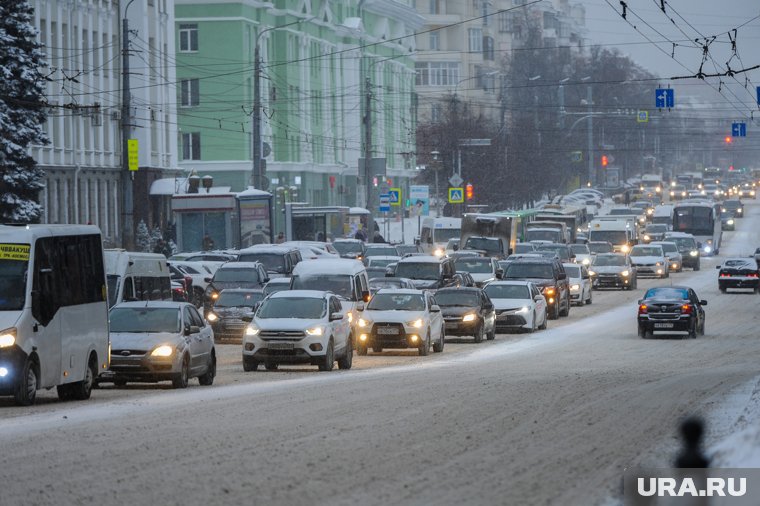 Особенно затруднено движение на перекрестке улиц Блюхера и Доватора 