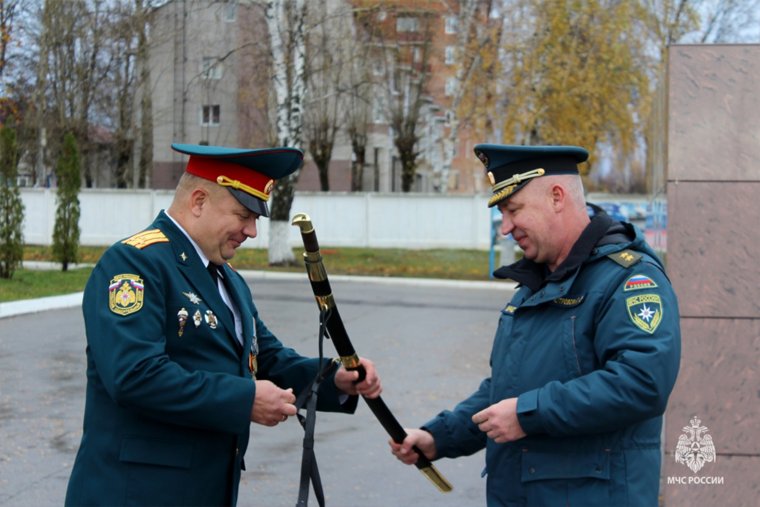 Орлову бывшие коллеги вручили сувенирное оружие