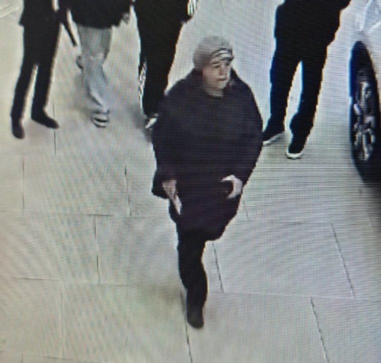 Полицейские просят граждан опознать женщину на скрине с видео