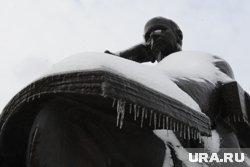 Памятники на видео «сошли» с постаментов 