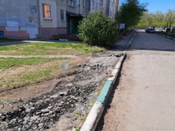 Строители повредили асфальт и бордюры во время строительства нового сквера