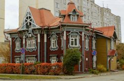 Особняк похож на деревянный замок