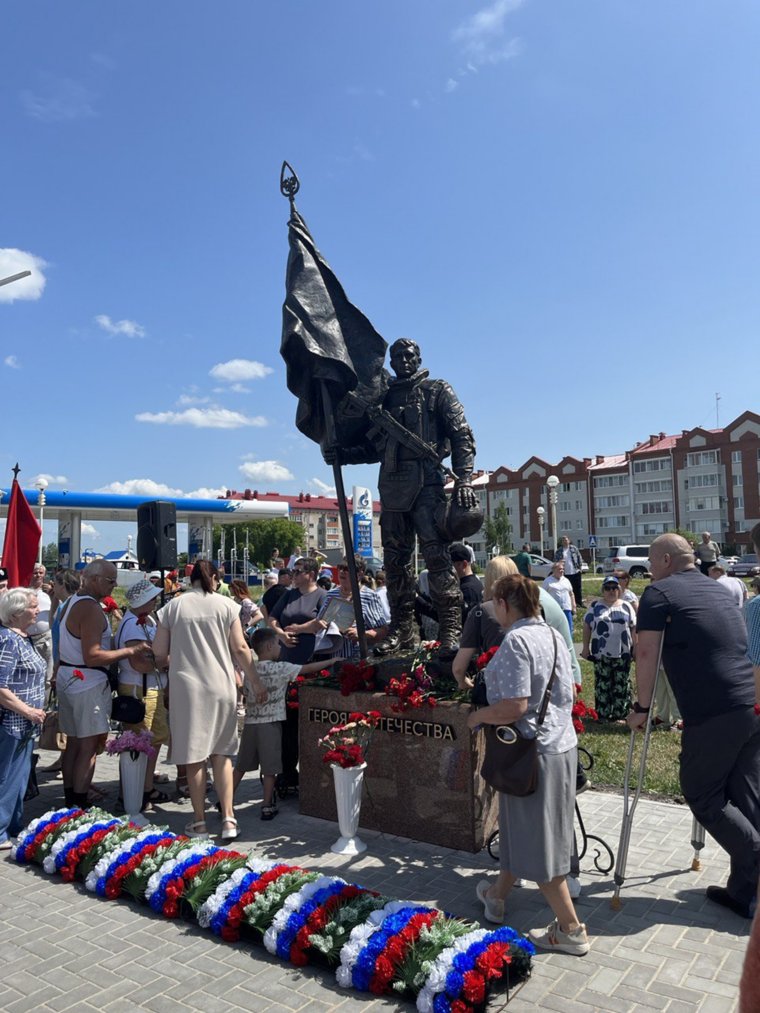 Возложение цветов к новому мемориалу в Ишиме