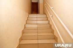 Педагог потерял сознание на лестничном пролете, поднимаясь на третий этаж школы