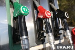 Розничные цены на бензин снизились символически