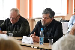 Денис Стритович обсуждает с историками КГУ проект стелы