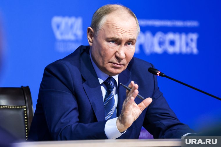 Президент РФ Владимир Путин считает знание русского языка мигрантами - одним из ключевых условий работы в России