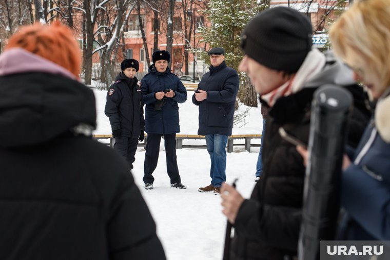Полиция увезла активисток в отдел (архивное фото)
