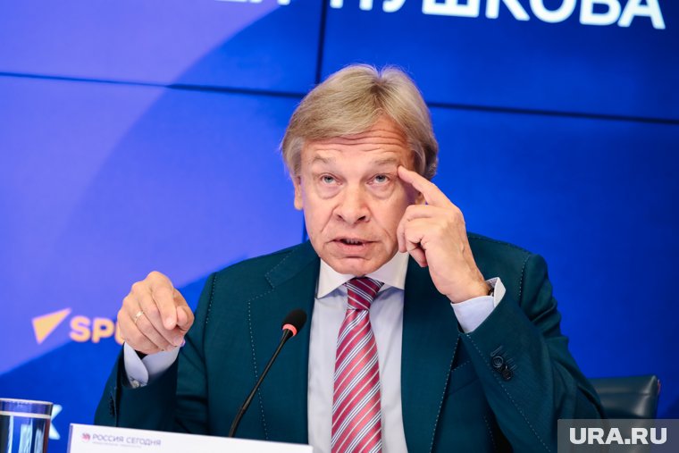 Пушков отметил, что лидерство по глупым высказываниям принадлежало Макрону