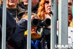 Будущий командир предусмотрительно захватил с собой бинокль