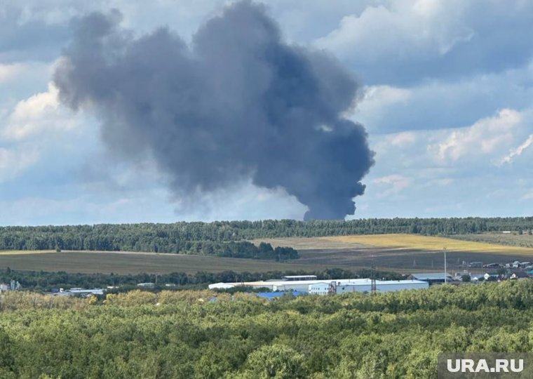 На тушение возгорания направились сотрудники экстренных служб