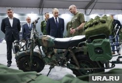 О своих разработках волонтеры рассказали президенту на выставке