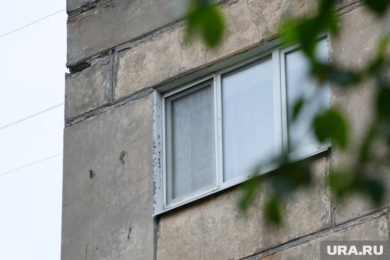 На кадрах видно, как перед ребенком из окна были выкинуты несколько вещей