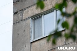 На кадрах видно, как перед ребенком из окна были выкинуты несколько вещей