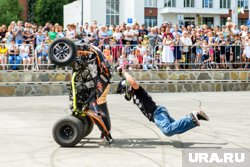 В Салехарде на празднике в честь Дня города разбился мотофристайлер. Видео
