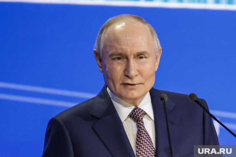 В накануне вышедшем фильме Путин выключает свет в каждой комнате, из которой выходит