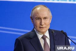 В накануне вышедшем фильме Путин выключает свет в каждой комнате, из которой выходит