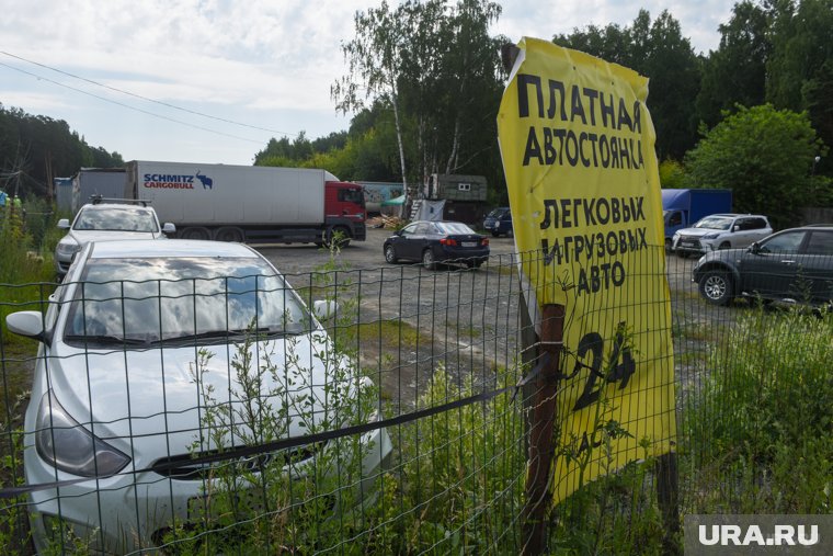 По словам депутата, стоянку возводят прямо возле дома (архивное фото)