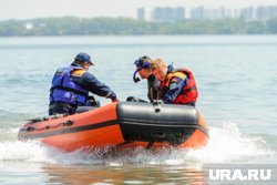 Тело подводного охотника извлекли из воды спасатели (фото из архива)