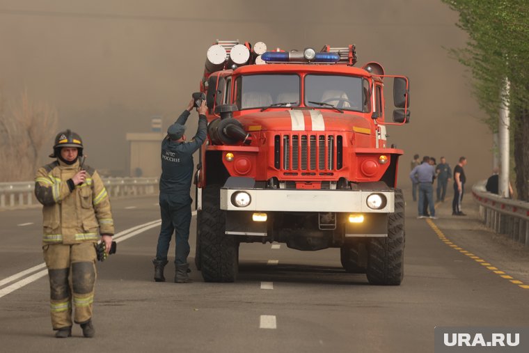 Пожарные потушили горящий автомобиль