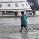 Ветром снесло крышу медцентра, а молния ударила в Останкинскую башню: последствия непогоды в Москве и области