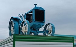 Трактор находится в Каргаполье