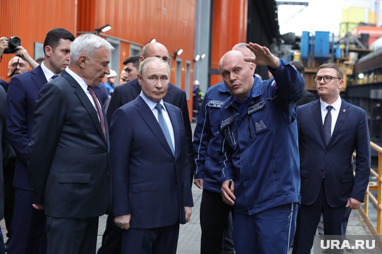 Владимир Путин проводит инспекцию предприятия