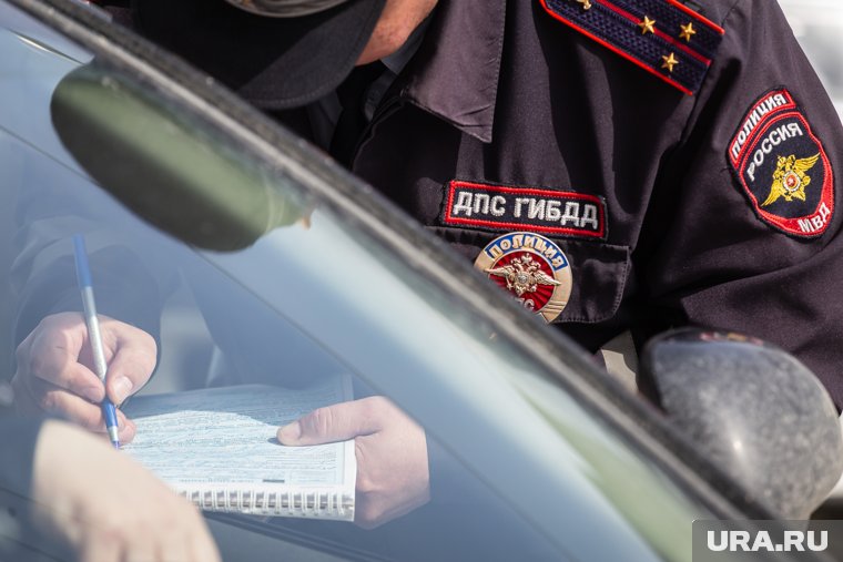 Водитель сбил трех пешеходов и две машины