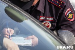 Водитель сбил трех пешеходов и две машины
