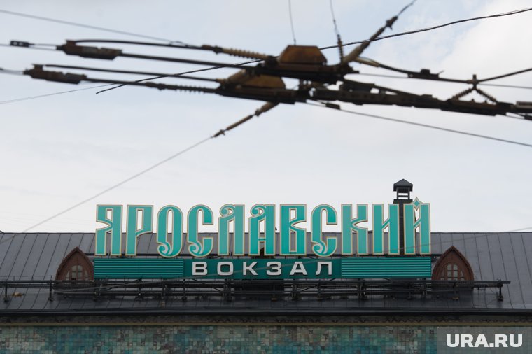 Кричащего человека вынесли из здания вокзала за руки и ноги