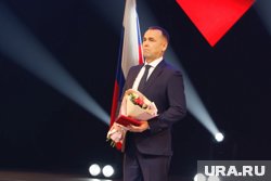 Курганский губернатор Шумков подарил букет своей наставнице Нине Новоселовой