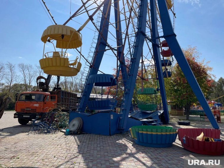 В Кургане начался демонтаж колеса обозрения в Центральном парке культуры и отдыха