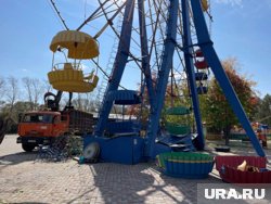 Срезают кабинки, грузят в КАМАЗы: в Кургане разбирают колесо обозрения в ЦПКиО. Фото, видео