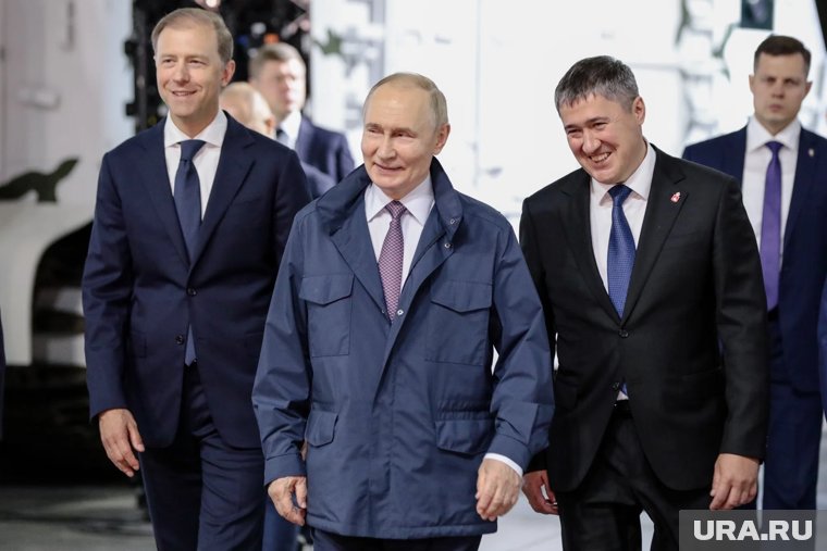 Путина в Душанбе встретили красной дорожкой и цветочным ковром