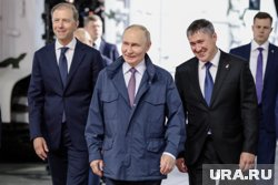 Путина в Душанбе встретили красной дорожкой и цветочным ковром