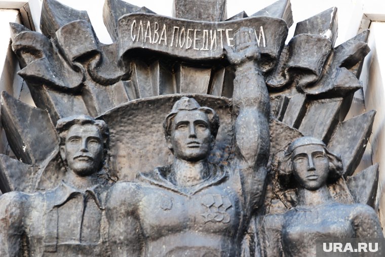 На стеле написано: «Слава победителям»