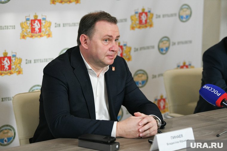 Владислав Пинаев поздравил медперсонал с профессиональным праздником