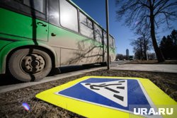 На видео местные подростки портят остановочный комплекс в отдаленном районе Ноябрьска