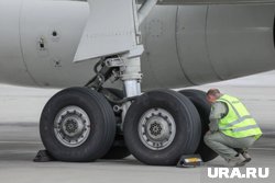 Самолет с россиянами экстренно затормозил в Костанае из-за пожара на шасси