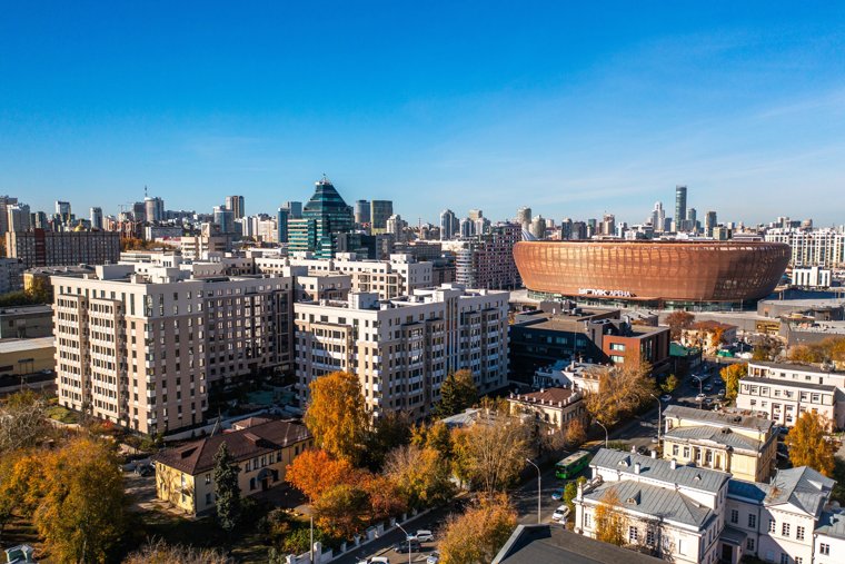 Первые три дома квартала выполнены в узнаваемой эстетике купеческой застройки XIX века