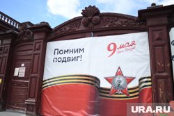 В оформлении используют портреты ветеранов и фотографии памятников военной истории