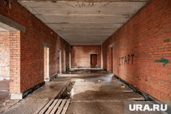 Подросток зацепился и упал с высоты второго этажа