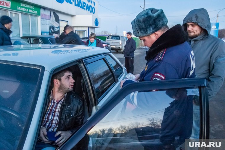 Сотрудники ГИБДД остановили автомобиль нелегала для проверки документов