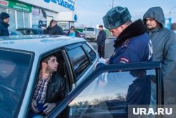 Сотрудники ГИБДД остановили автомобиль нелегала для проверки документов