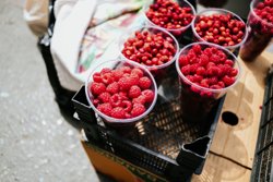 Малиной торгуют в ларьках «Продаем свое»