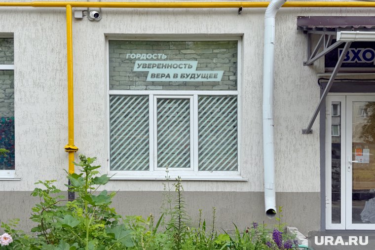В приемной «Единой России» окна... заложены кирпичом