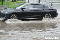 Поток воды на улицу идет из садика №18