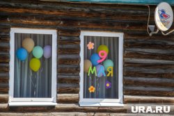К 9 мая принято готовиться заранее: вывешивать флаги, возлагать цветы к памятникам и украшать окна